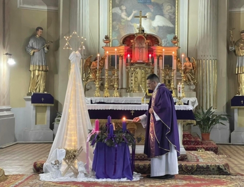 Die erste Adventskerze strahlt am Adventzkranz in der römisch-katholischen Pfarrei Alt-Beschenowa