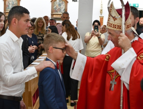 A bérmálás szentségének kiszolgáltatása az újszentesi fiataloknak